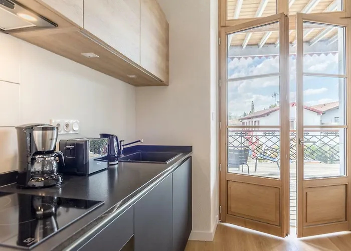 アパートホテル Jondoni Laurendi Kanbo 3*